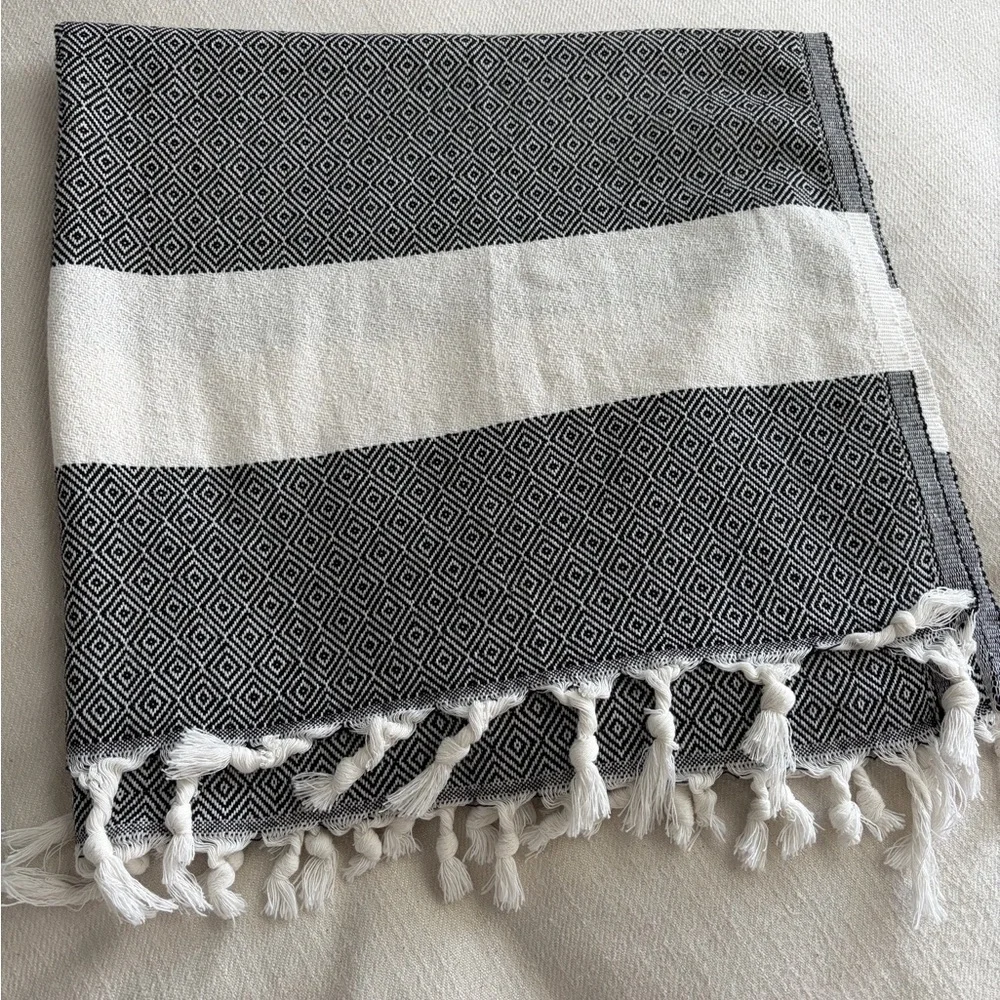 Soft Throw Blanket With Fringe, Black & Cream Diamond Design,‎ Size 35x62